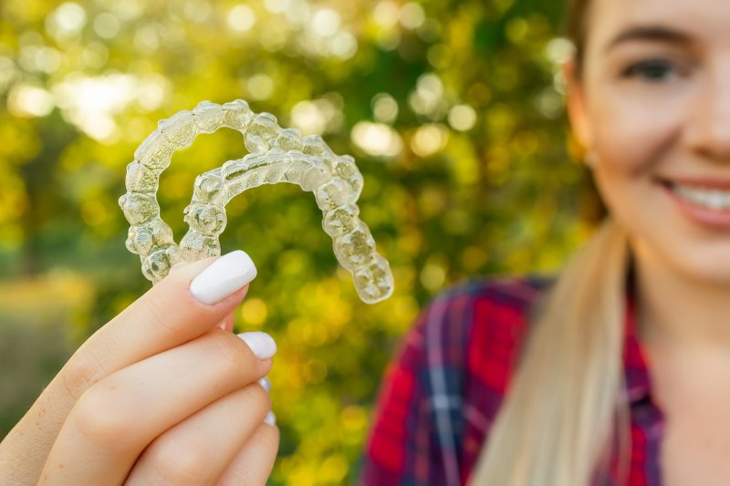 Teen shows off clear aligners